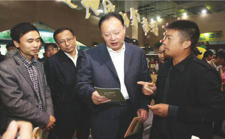 浙江省人大常委會(huì)副主任茅臨生在省農(nóng)業(yè)廳廳長(zhǎng)史濟(jì)錫等領(lǐng)導(dǎo)陪同下與玉環(huán)火山茶創(chuàng)始人林招水親切交談。